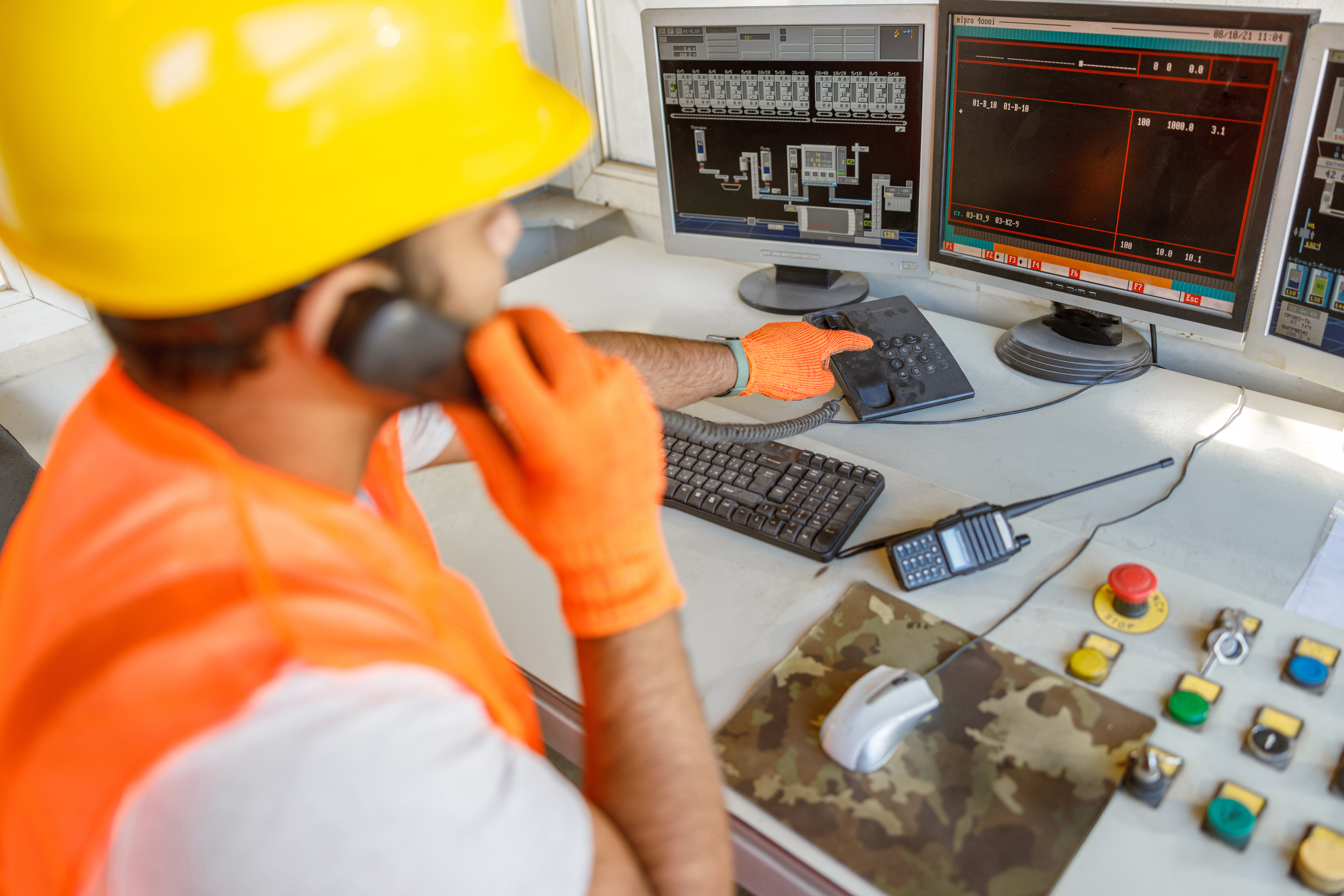 Contractor operating contractor dashboard to optimize contractor workflow