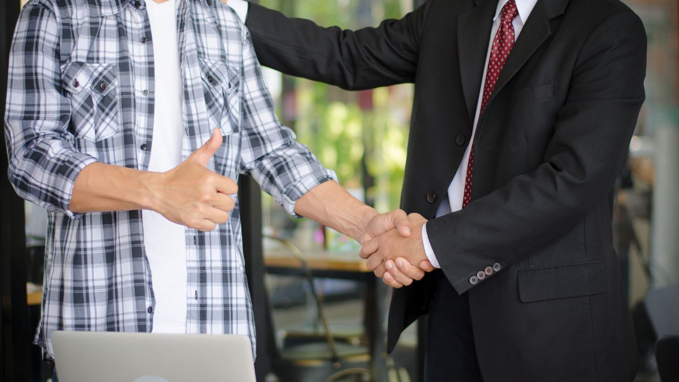 Contractor and client shaking hands showing contractor-customer trust.